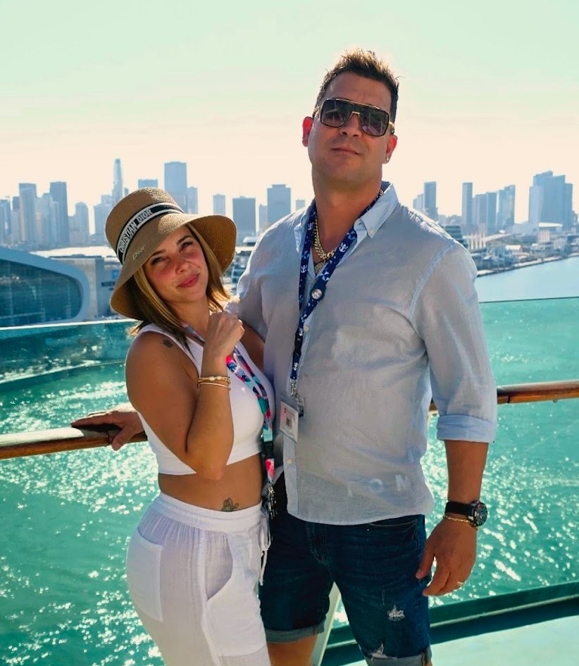 Pareja disfrutando un crucero al atardecer